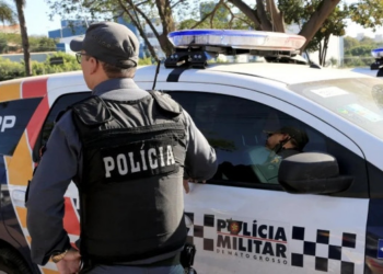 Ex-marido dá 9 facadas em mulher e foge em moto