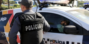 Ex-marido dá 9 facadas em mulher e foge em moto