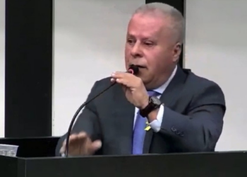 Vídeo – Chico 2000 diz que trabalhou como garçom para evitar depressão durante afastamento