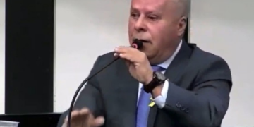 Vídeo – Chico 2000 diz que trabalhou como garçom para evitar depressão durante afastamento