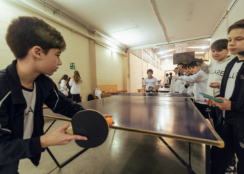 Alunos agora sem celular na escola voltam a brincar no intervalo e a ler no papel