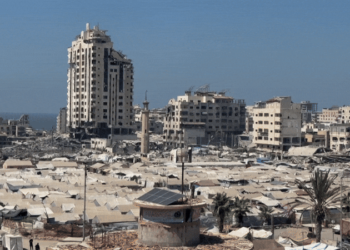 Israel derruba torre na Cidade de Gaza