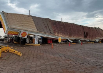 Temporal causa estragos e gera apagão