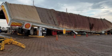 Temporal causa estragos e gera apagão