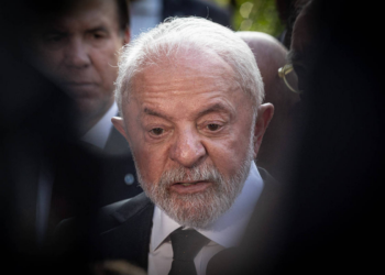 Lula diz que Bolsonaro assume que é culpado ao pedir anistia antes do julgamento