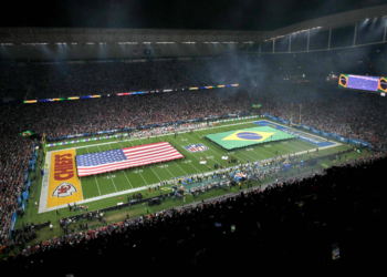 NFL em Itaquera tem vaias ao hino dos EUA, Neymar no camarote e torcida em festa