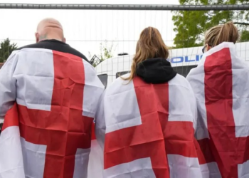Por que bandeira da Inglaterra está sendo usada como símbolo anti-imigração?