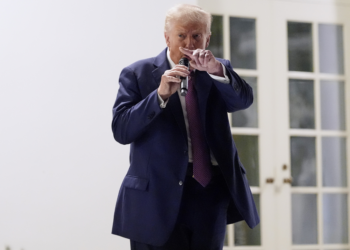 Trump ameaça Chicago com força 'apocalíptica'; governador de Illinois diz que presidente é 'aspirante a ditador’