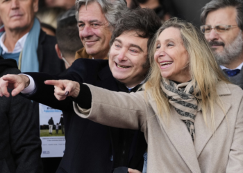 Eleições em Buenos Aires: '3%' é rabiscado ao lado do nome de Karina Milei em lista de votação, em referência a escândalo de corrupção