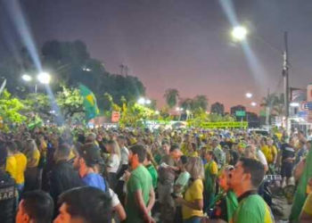 Líderes da direita e apoiadores de Bolsonaro participam de ato em frente ao Choppão; veja vídeo