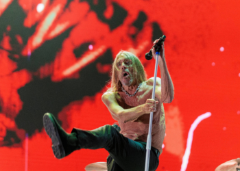 Iggy Pop faz histórico show de punk indomável e furioso no The Town
