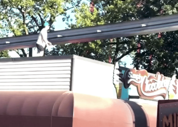 VÍDEO mostra resgate de menino que andava sozinho a 6 metros de altura por monotrilho de parque de diversão nos EUA