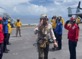 Em meio a tensões com a Venezuela, secretário de Guerra dos EUA faz visita surpresa a navio enviado ao Caribe