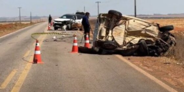 Motorista de Uno tenta ultrapassagem, bate de frente com Hilux e morre