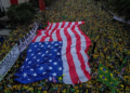 É #FAKE que bandeira gigante dos Estados Unidos exibida por bolsonaristas na avenida Paulista seja a mesma de jogo da NFL
