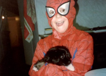 É #FATO: Menino fantasiado de Homem-Aranha em foto viral é Carlo Acutis