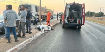 Motociclista perde controle, bate em poste e morre