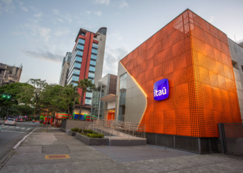 'Trabalhei sete dias seguidos e até de madrugada', diz demitido do Itaú em home office