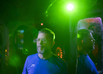 Boate gay em Copacabana resiste há 61 anos com foco no público maduro