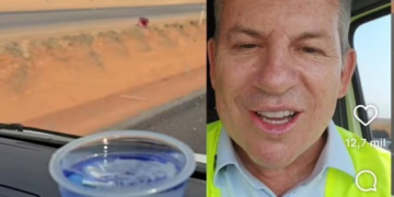 Mauro roda com copo d'água no painel; padrão EUA