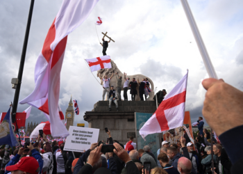 Manifestação contra imigrantes reúne 100 mil em Londres e tem conflito com a polícia