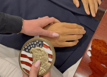 Viúva de Charlie Kirk posta fotos de velório: 'Se achavam que a missão do meu marido já era grande, vocês não têm noção'