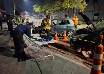 Blitz após show de dupla sertaneja prende 14 motoristas bêbados