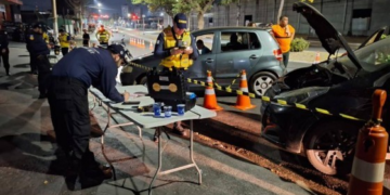 Blitz após show de dupla sertaneja prende 14 motoristas bêbados