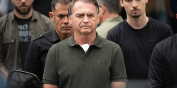 Bolsonaro deixa prisão domiciliar para retirada de lesões na pele; exame detecta anemia