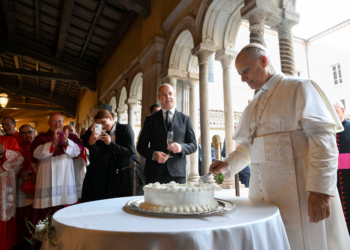 Papa Leão comemora 70 anos no Vaticano; religioso cita proposta trilionária da Tesla a Elon Musk e critica altos salários de executivos