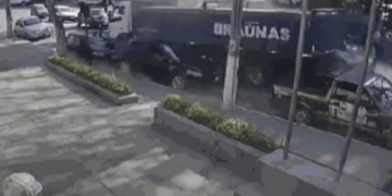 Vídeo mostra momento em que caminhão sem freio bate em carros e mata duas pessoas