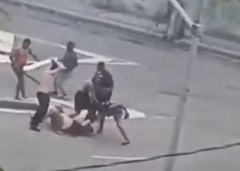 Homem é morto a pauladas em briga entre torcedores; veja vídeo