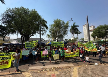 Moradores do Contorno Leste protestam em frente à Prefeitura contra desocupação