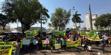 Moradores do Contorno Leste protestam em frente à Prefeitura contra desocupação
