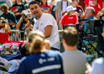 Os funcionários que estão sendo demitidos por postagens sobre o assassinato de Charlie Kirk