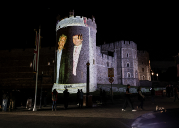VÍDEO: Ativistas projetam fotos de Trump e Epstein juntos no Castelo de Windsor, residência da monarquia britânica