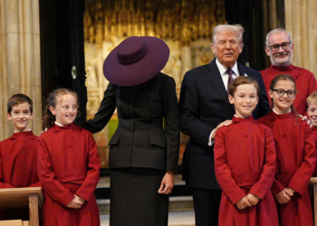 Abajur, disco voador, cabideiro… Chapéu 'tapa-olho' usado por Melania Trump vira meme nas redes sociais