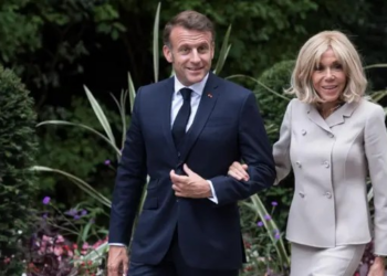 Casal Macron vai apresentar 'prova científica' de que primeira-dama da França é mulher para Justiça nos EUA