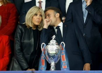 Macron apresentará laudos para provar que esposa é mulher