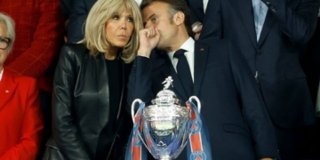 Macron apresentará laudos para provar que esposa é mulher