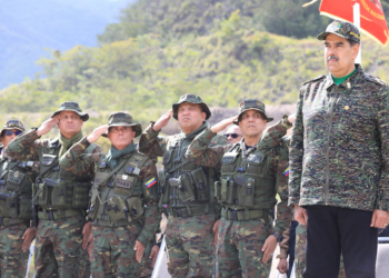 Maduro anuncia treinamento de civis com armas por militares em meio à tensão com os EUA