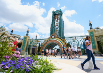 Homem morre após andar em montanha-russa no novo parque da Universal em Orlando