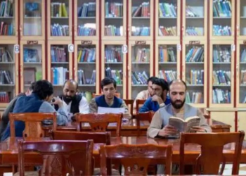 Talebã proíbe universidades de usarem livros escritos por mulheres