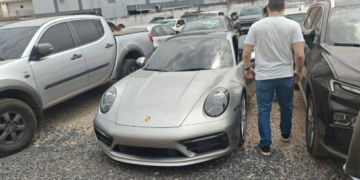PF dá batida em mansão de empresário por lavar dinheiro do tráfico; Porsche é apreendido