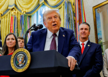 Trump contradiz assessores e diz que vídeo de lixo jogado da janela da Casa Branca é feito de IA