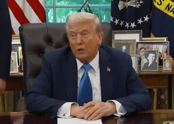 Trump manda repórter ficar quieta e a chama de 'irritante' durante entrevista na Casa Branca; VÍDEO