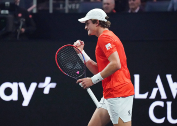 Sob comando e aplausos de Agassi, Fonseca vence italiano na Laver Cup