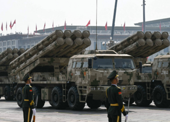 China apresenta pela primeira vez tríade de armamento nuclear em desfile militar