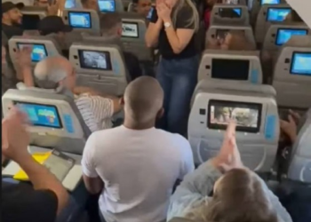 Bombeiro de MT faz pedido de casamento durante voo; veja vídeo