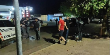 Bandido invade lanchonete com submetralhadora para matar rival e é morto por policial à paisana